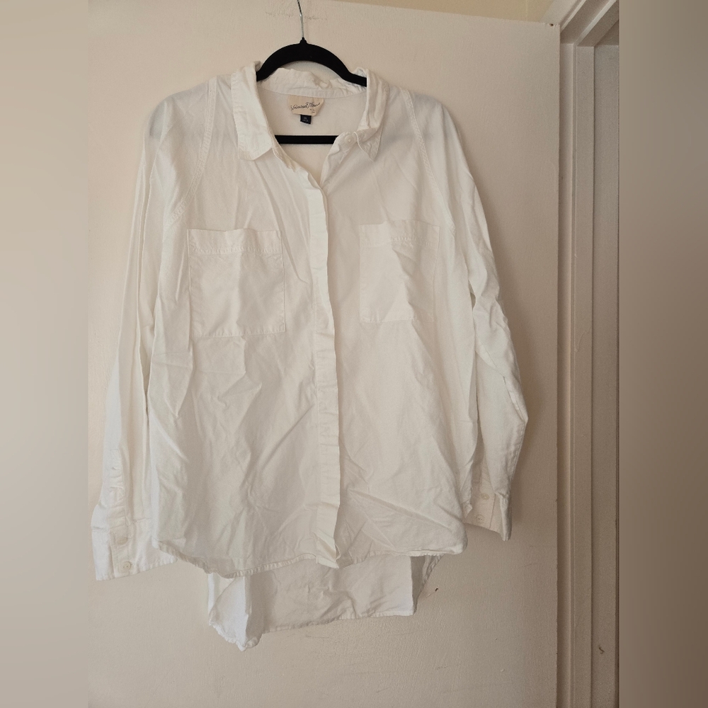 Universal Thread White Button-Up Shirt - Classic Collared Top